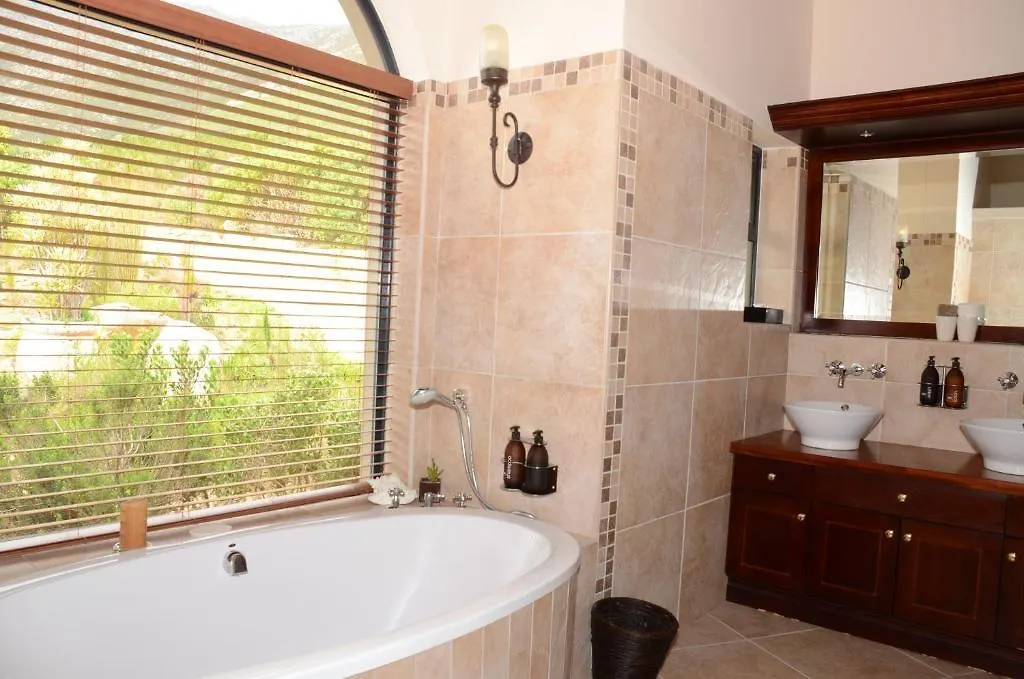 Bezweni Lodge Sir Lowry Pass 0*,